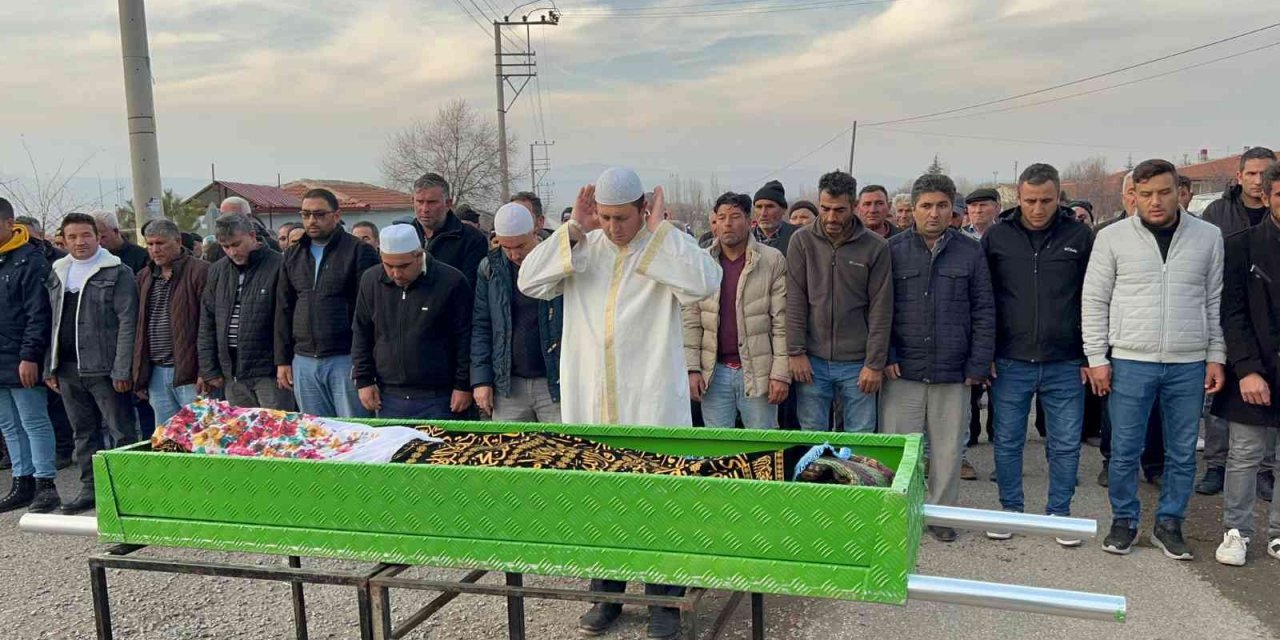 Vahşi cinayete kurban giden genç kadın toprağa verildi