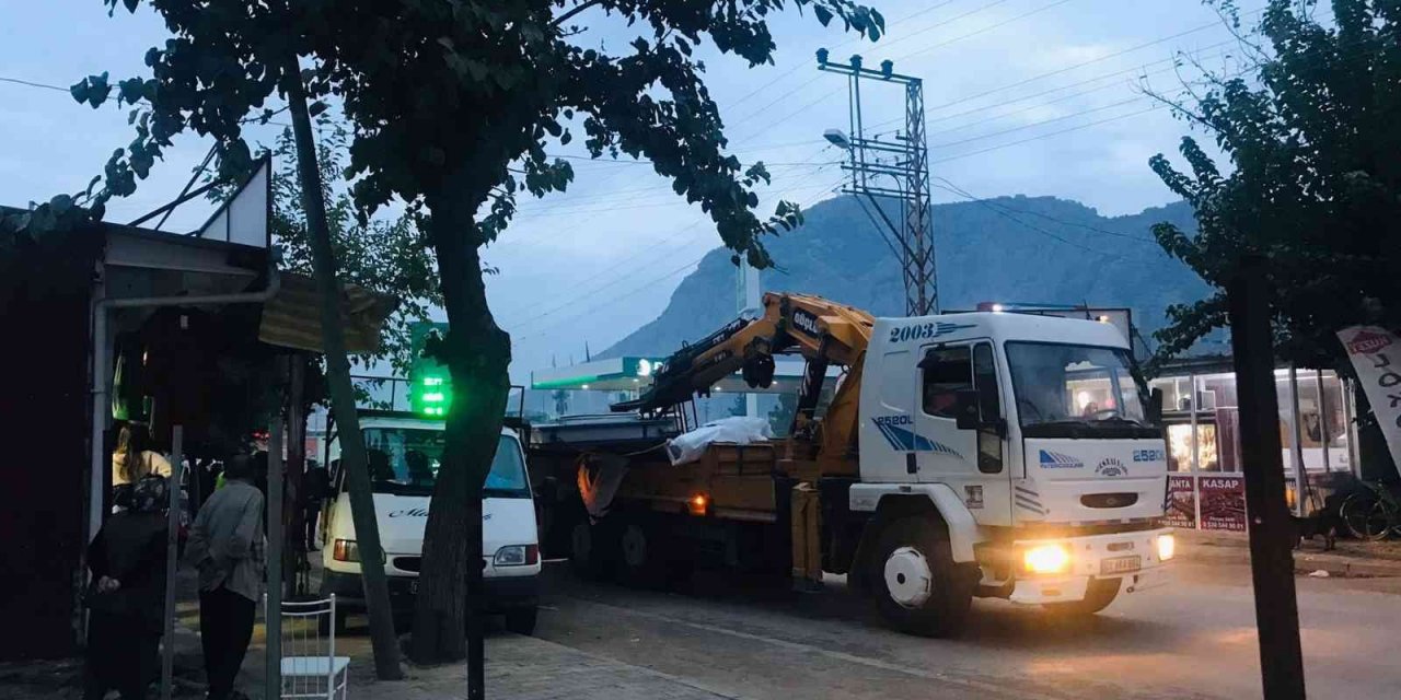 Vincin çarptığı park halindeki transit  savruldu yayayı yaraladı