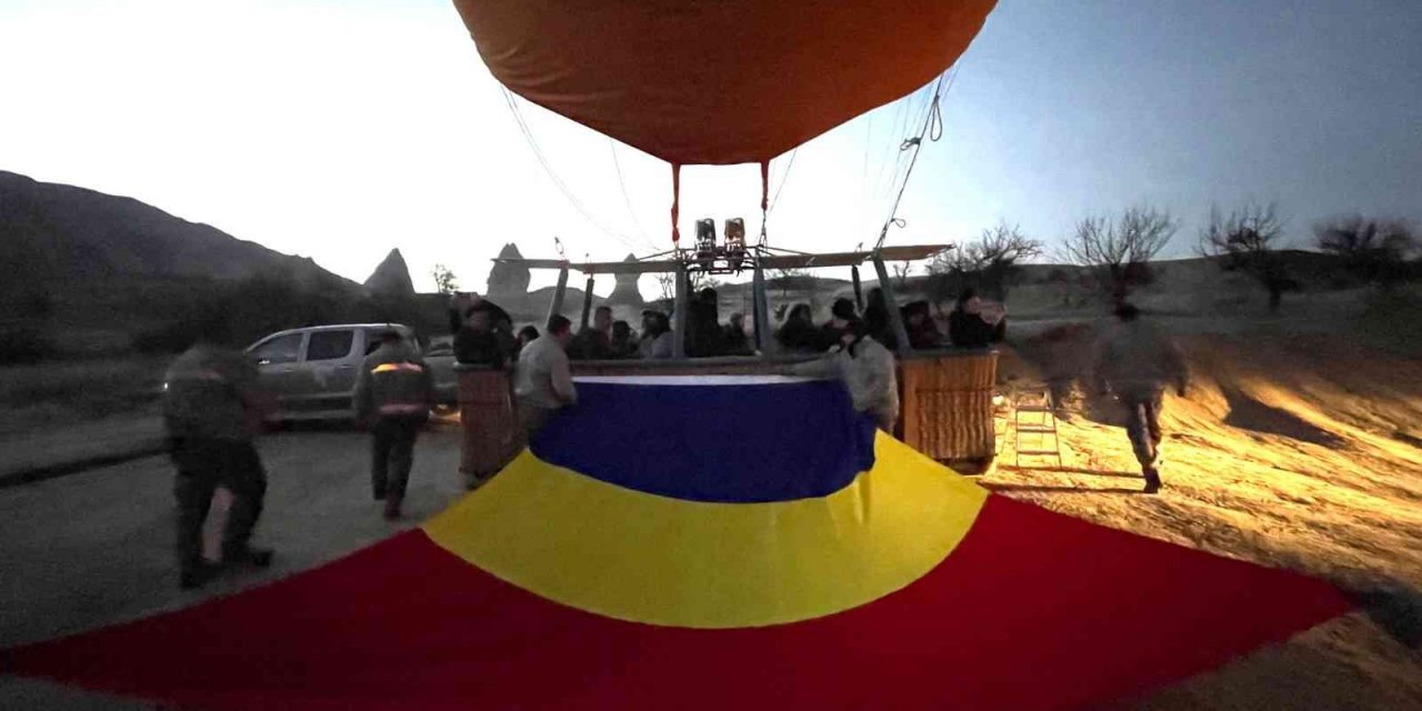 Kapadokya’da sıcak hava balonları Romanya bayrağıyla havalandı