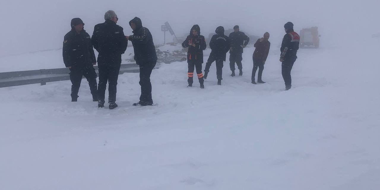 Bayburt’ta aracı kara saplanan vatandaş mahsur kaldığı yaylada kurtarıldı