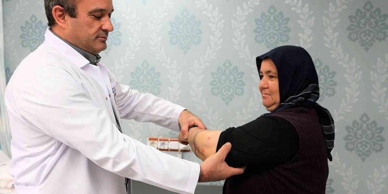 Dirseğini kullanamayan kadın artroskopi ameliyatıyla sağlığına kavuştu