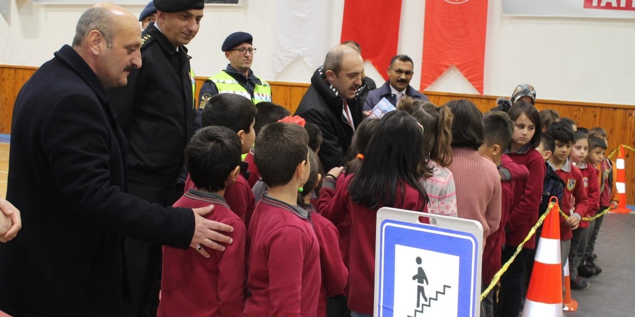 Emniyet kemeri simülasyon aracından inenler emniyet kemerinin önemini anladılar