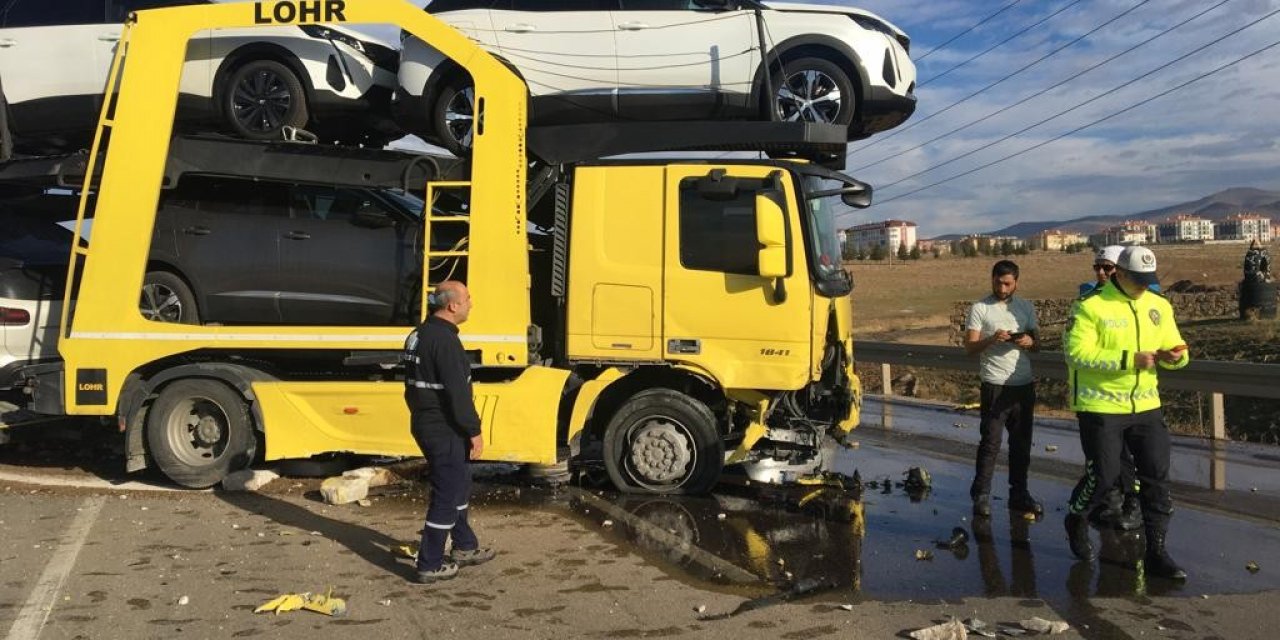 Otomobil ile treyler çarpıştı