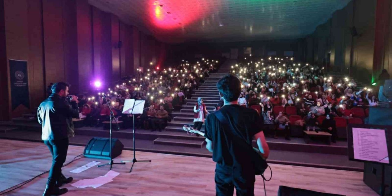 Üniversiteli gençler sınav öncesi stres attı