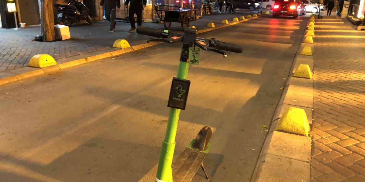 Bilinçsizce yola bırakılan scooterlar trafiği tehlikeye sokuyor