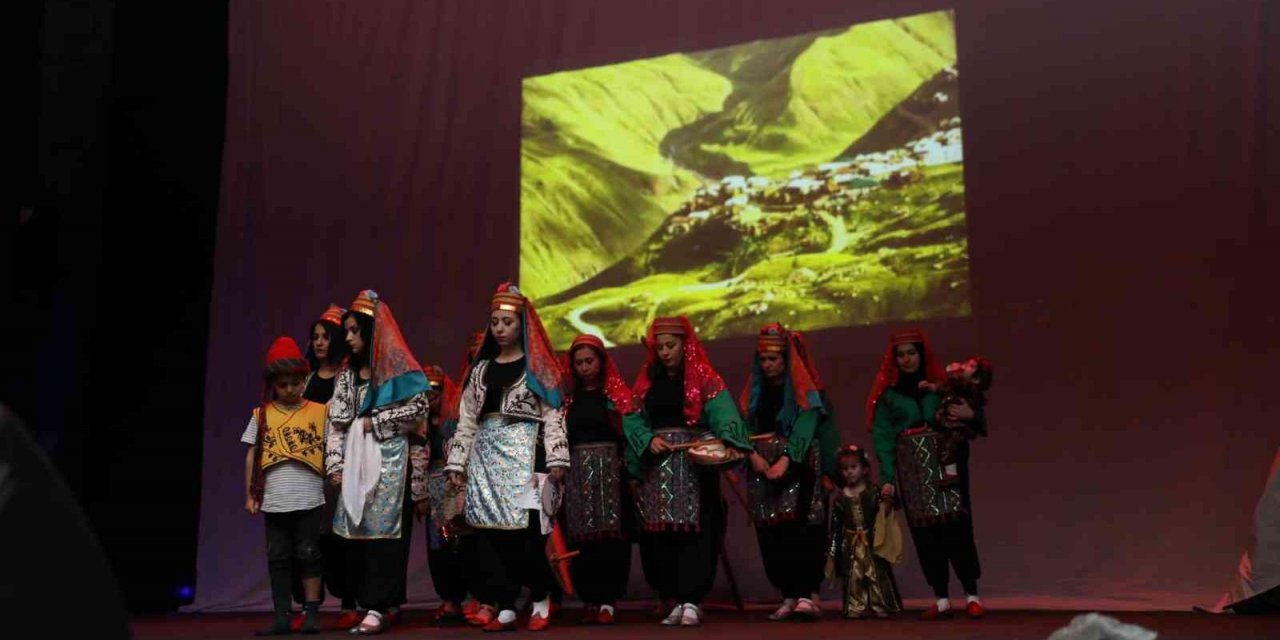 Öğretmenlerden oluşan Boş Beşik Halk Oyunları Topluluğu’nun gösterisine yoğun ilgi