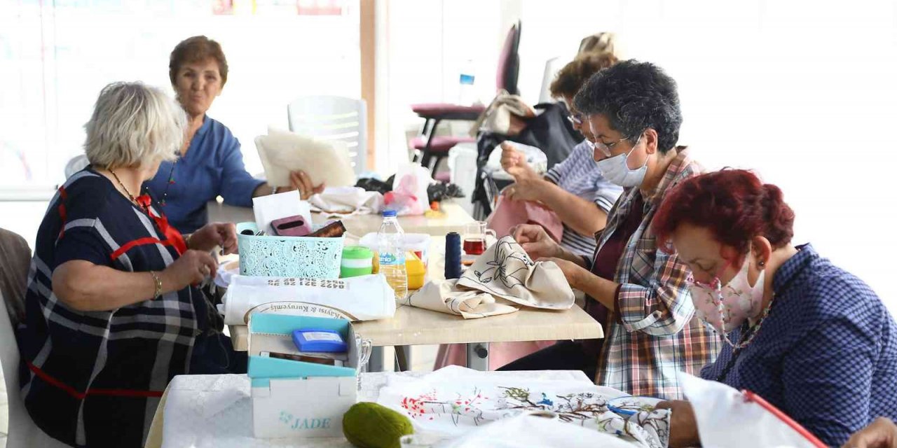 Bayraklı Belediyesinden 51 branşta kurs imkanı