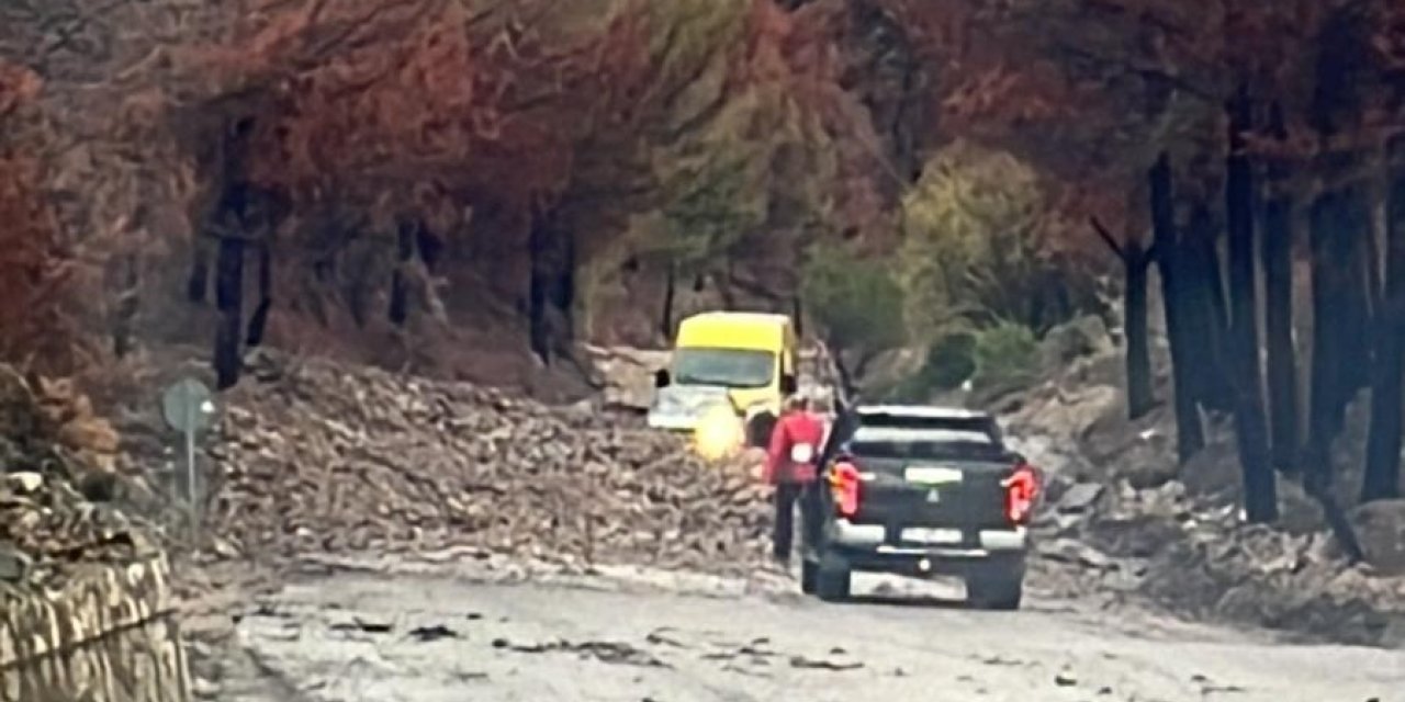 Datça-Betçe yolu sağanak yağmur sonrası kapandı