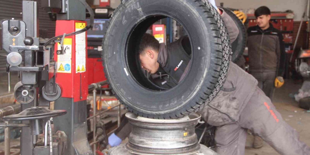 Kış lastiği zorunluğu başladı, ceza yemek istemeyen sürücüler lastikçilere akın etti