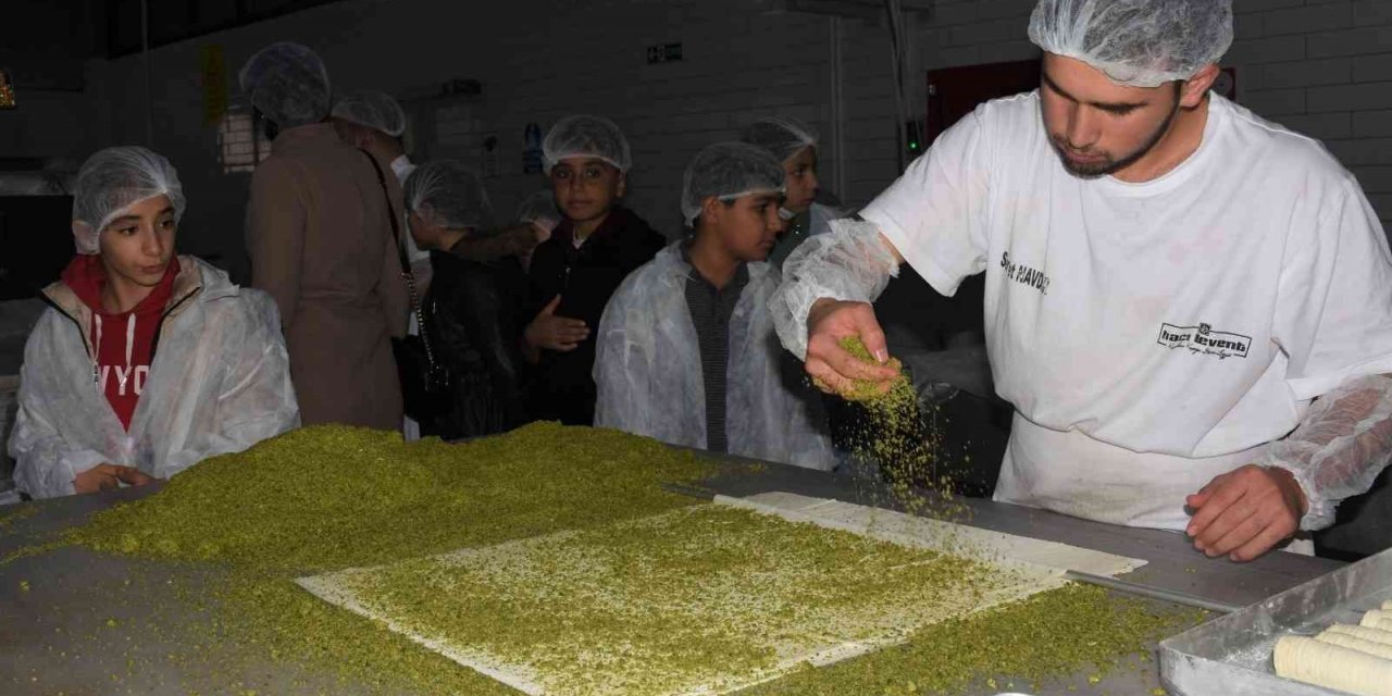 Diyarbakır’da öğrenciler, tatlının yapım aşamasını yerinde gördü