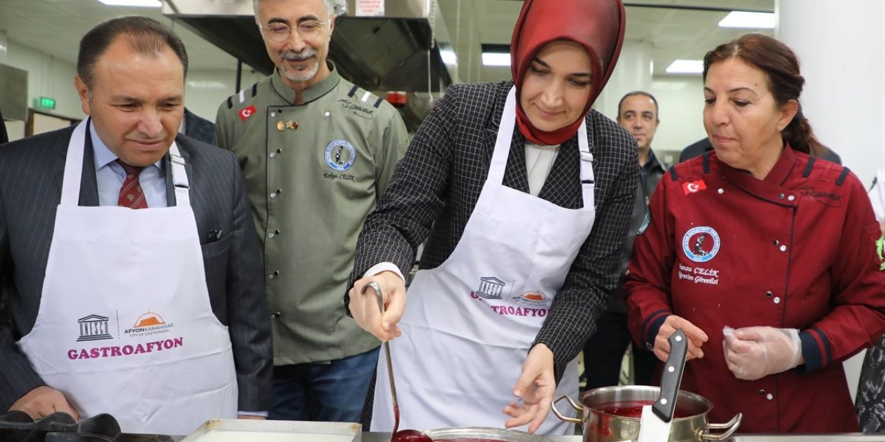 Vali aşçı önlüğünü giyinip ocağın başına geçti