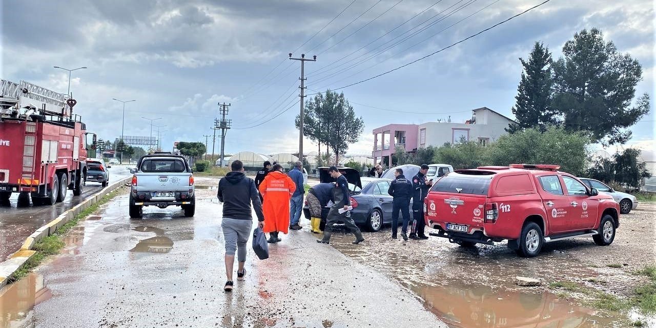 Antalya’da sağanak yağışta araçlar yollarda kaldı