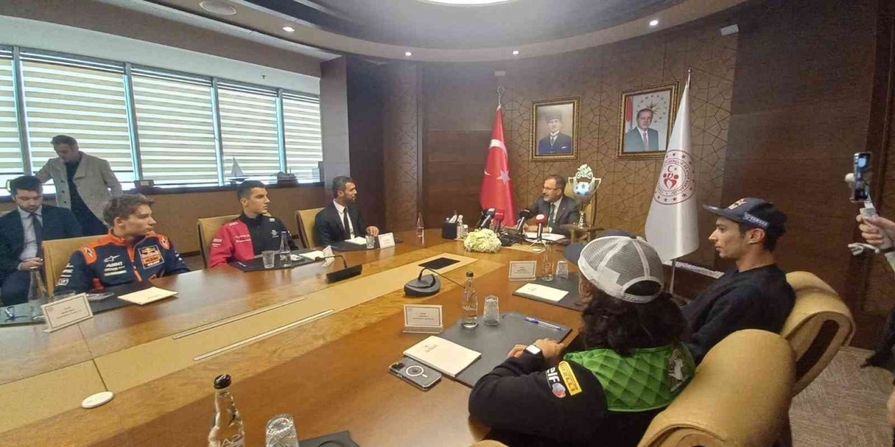 Bakan Kasapoğlu, dünya şampiyonu milli motosikletçileri ağırladı