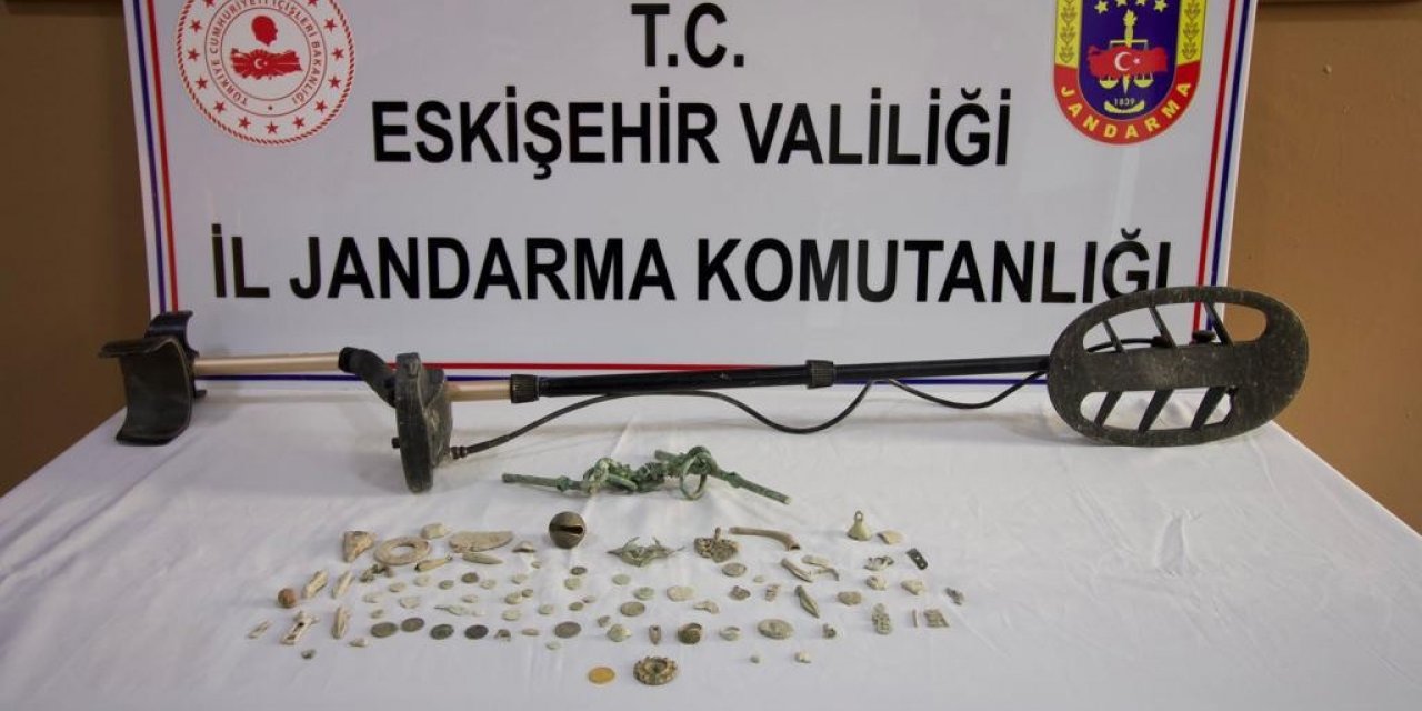 Evinin bahçesinde kaçak kazı yapan şahsa jandarma operasyonu