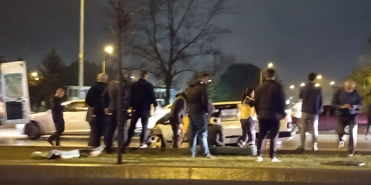 Kaygan yolda kontrolden çıkan otomobil tıra çarptı! 3 yaralı