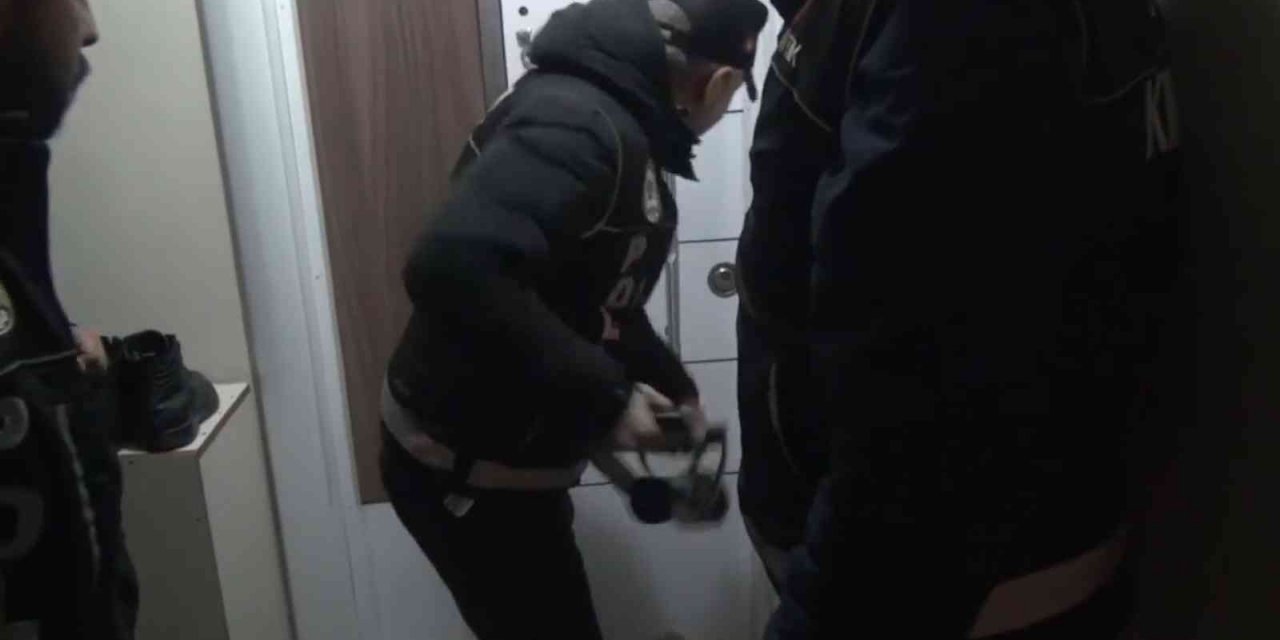 Zehir tacirlerine koçbaşıyla gece operasyonu: Tuvaletten uyuşturucu çıktı