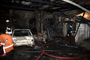 Yangın otomobili ve iki evi kül etti