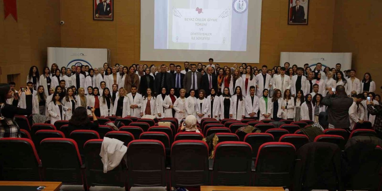 Beslenme ve Diyetetik öğrencileri beyaz önlük giydi