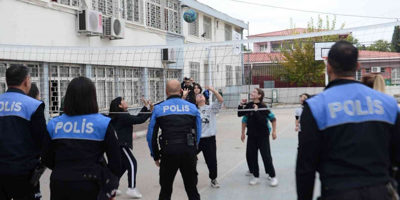 Polis öğrencilere kitap dağıtıp, voleybol oynadı