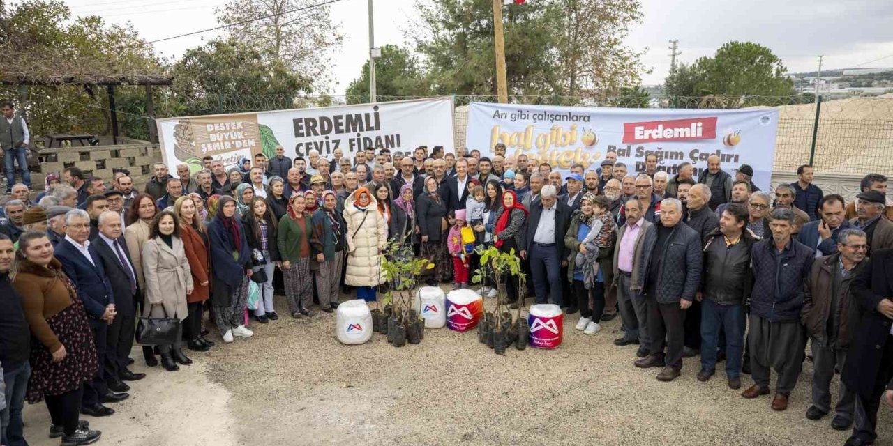 Seçer, bal sağım çadırı ve ceviz fidanı dağıtım törenine katıldı