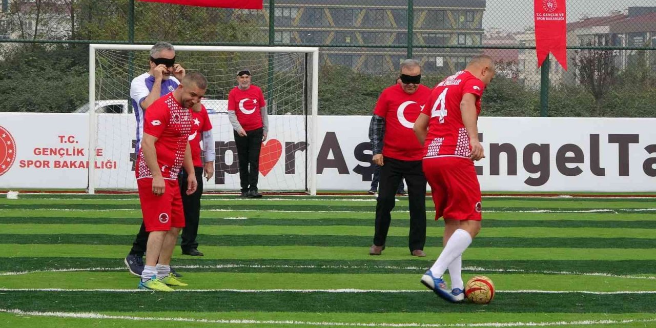 Görme engelli sporcular ile protokol arasında futbol maçı oynandı