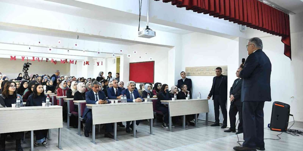 Başkan Büyükkılıç, Kariyer Günleri’nde öğrencilerle tecrübelerini paylaştı