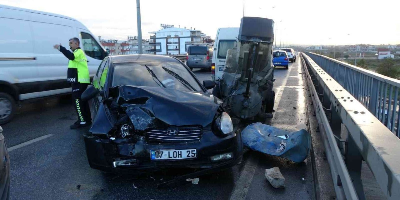 Antalya’da otomobil kamyonete bağlı iş makinesine çarptı: 1 yaralı