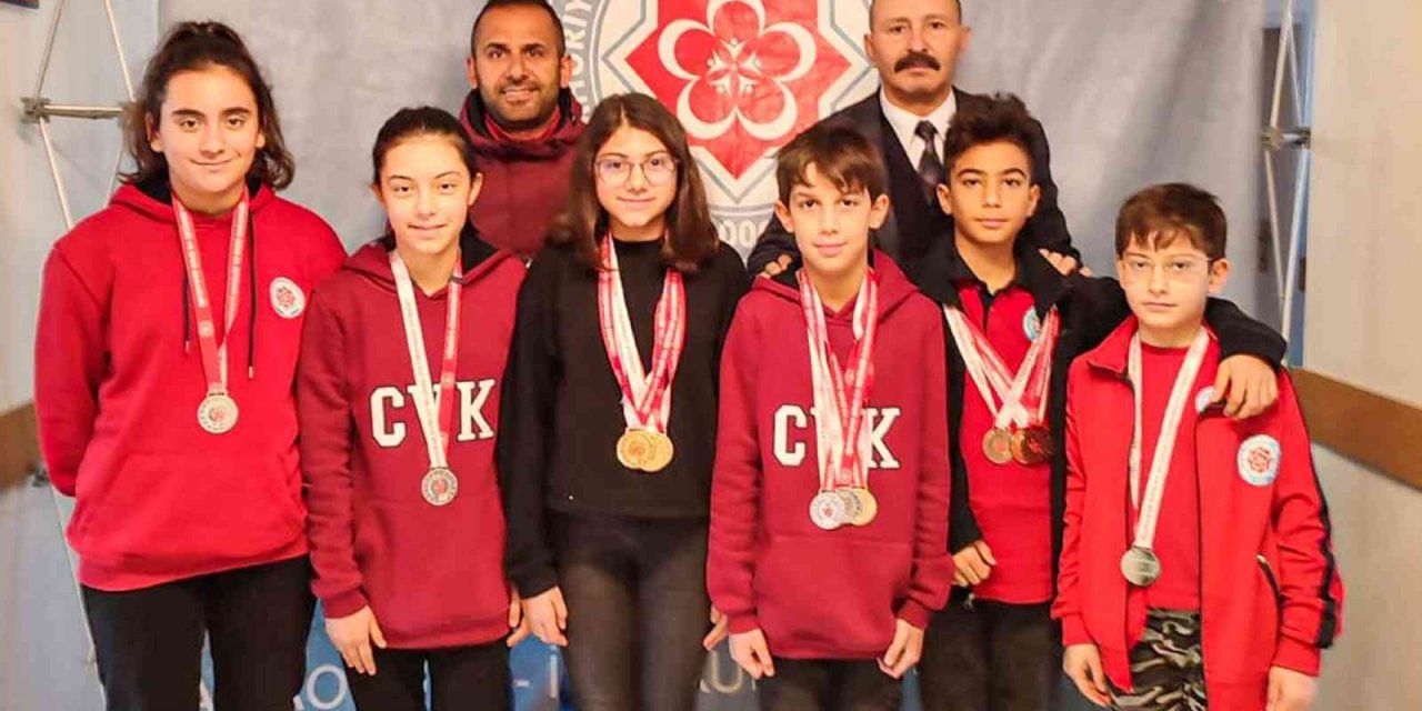 Cumhuriyet Üniversitesi Vakfı Okulları başarıya doymuyor