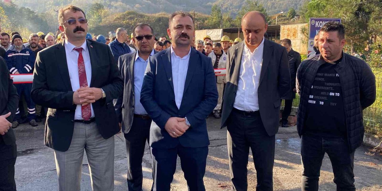 Maden işçileri görevden alınan müdür yardımcısı için yürüdü