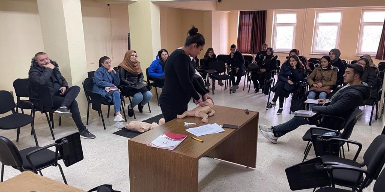 Sandıklı’da üniversite öğrencilerine temel ilk yardım eğitimi