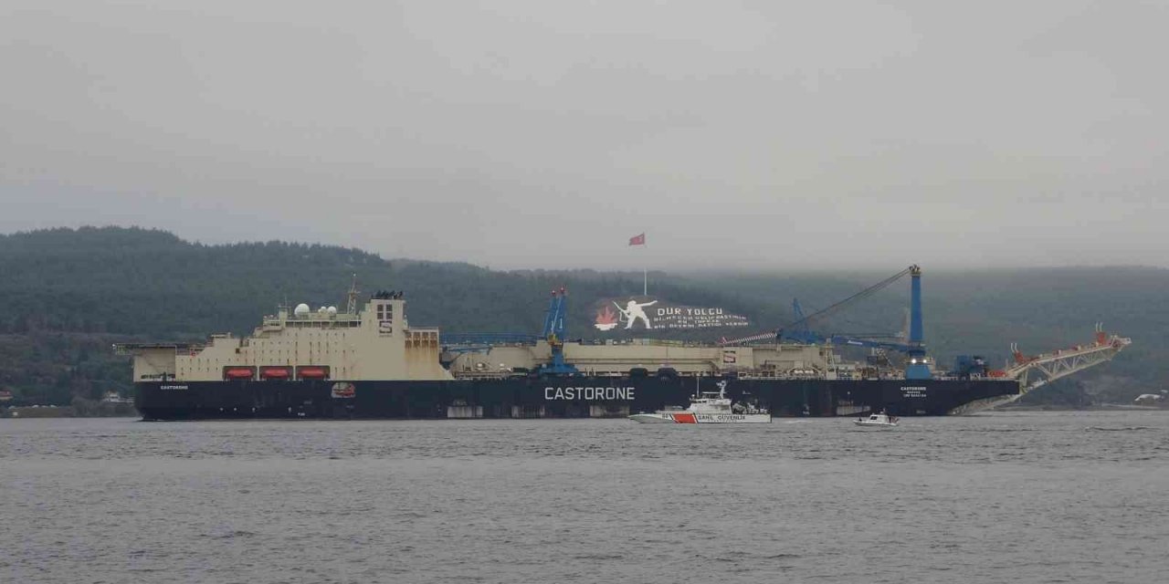 ’Castorone’ isimli boru döşeme gemisi, Çanakkale Boğazı’ndan geçti
