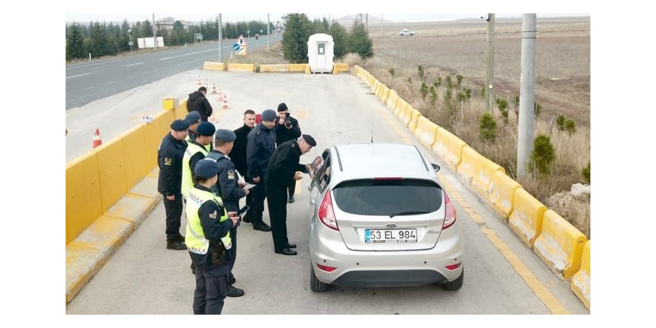 Emniyet kemeri denetimi yapan jandarma ekiplerinden çocuklara hediye sürprizi