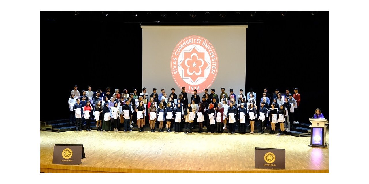 Eczacılık Fakültesi öğrencileri önlüklerini giydi