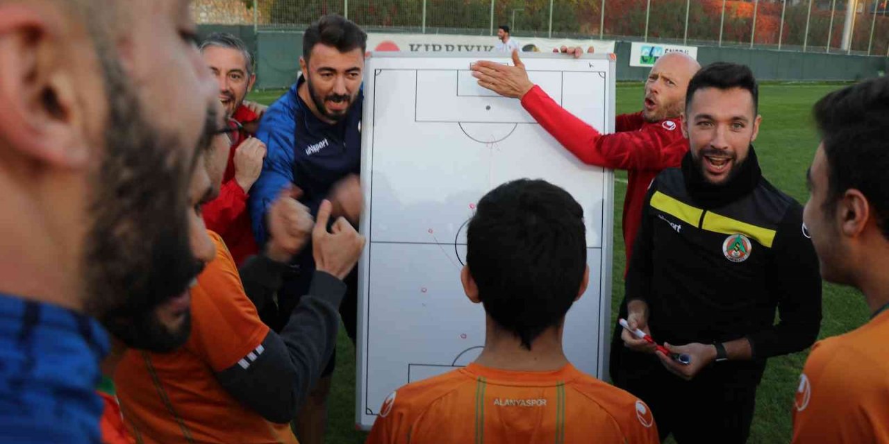 Özel öğrenciler Alanyaspor ile özel maçta buluştu