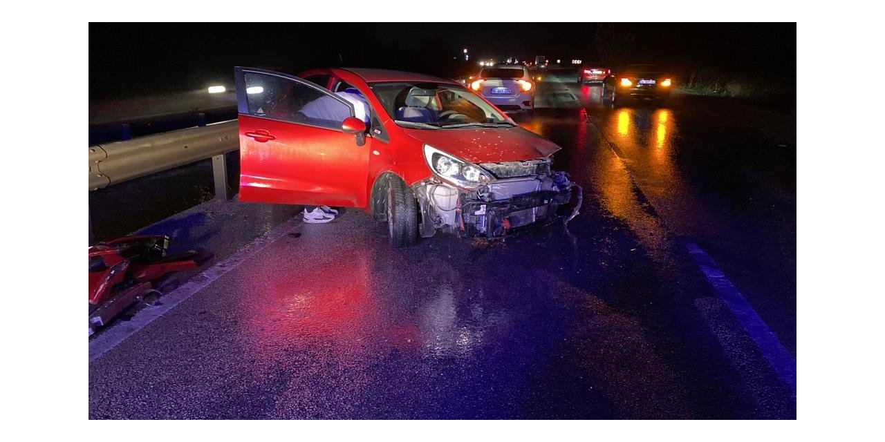 Kontrolden çıkan otomobil bariyerlere çarptı: 2 yaralı