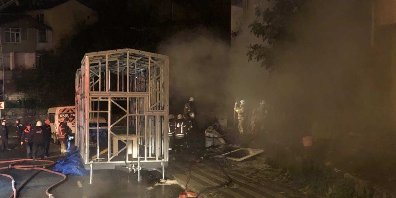 Üsküdar’da prefabrik üreten atölye alev aldı