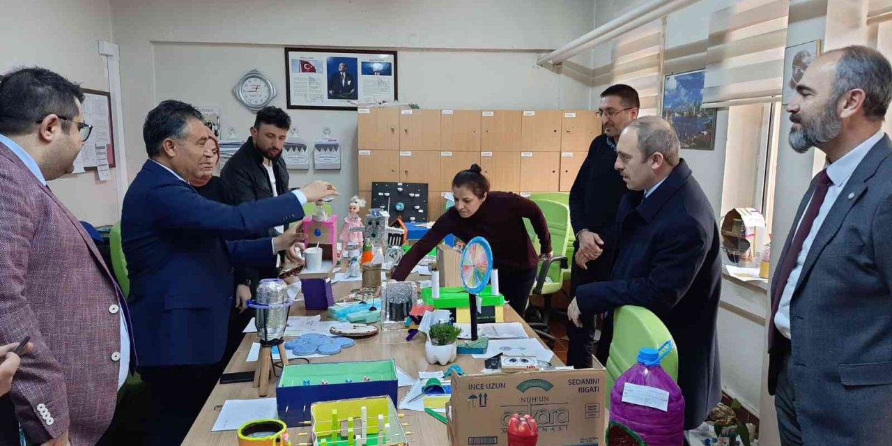 Minik Eller Tasarlıyor projesi ile atıklar öğrencilerin elinde hayat buldu