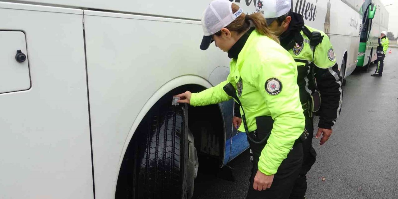 Polis, yolcu otobüslerini tek tek durdurdu...51 sürücüye ceza kesildi