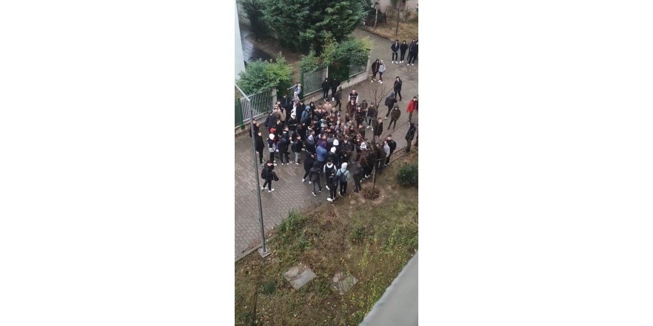 Bursa’da liseli gençlerin tartışma anları kameralarda