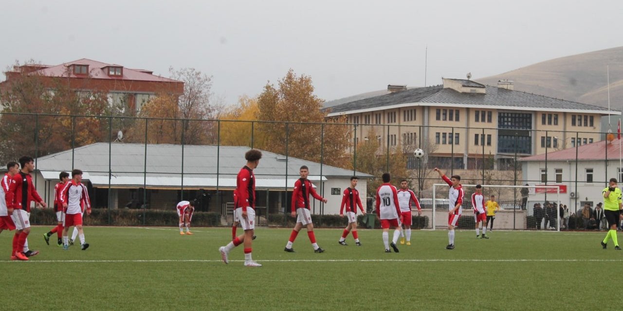 Liseliler futbol turnuvasının finaline süper lig maçına çıkar gibi çıktılar o anlar yüzlerde tebessüm oluşturdu