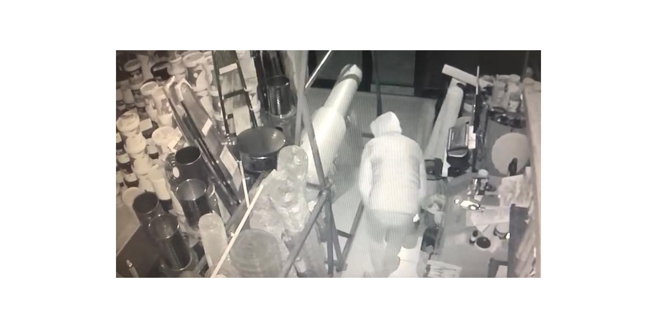 Hırdavat dükkanından çaldıkları malzemeleri el arabasıyla taşıdılar