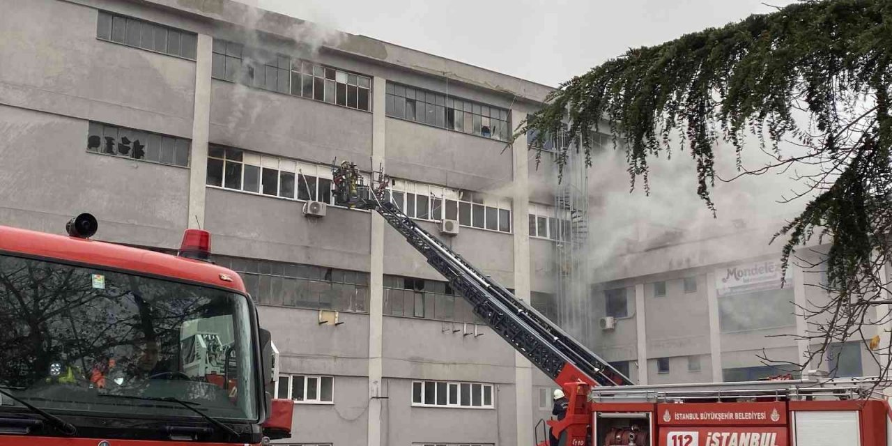 Ümraniye’de mobilya imalathanesinde korkutan yangın