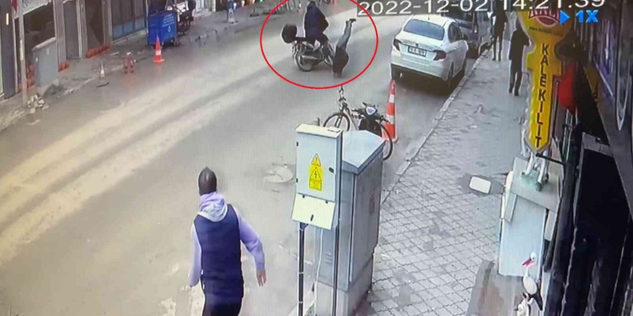 Motosiklet yaşlı adama çarptı, o anlar kameraya yansıdı