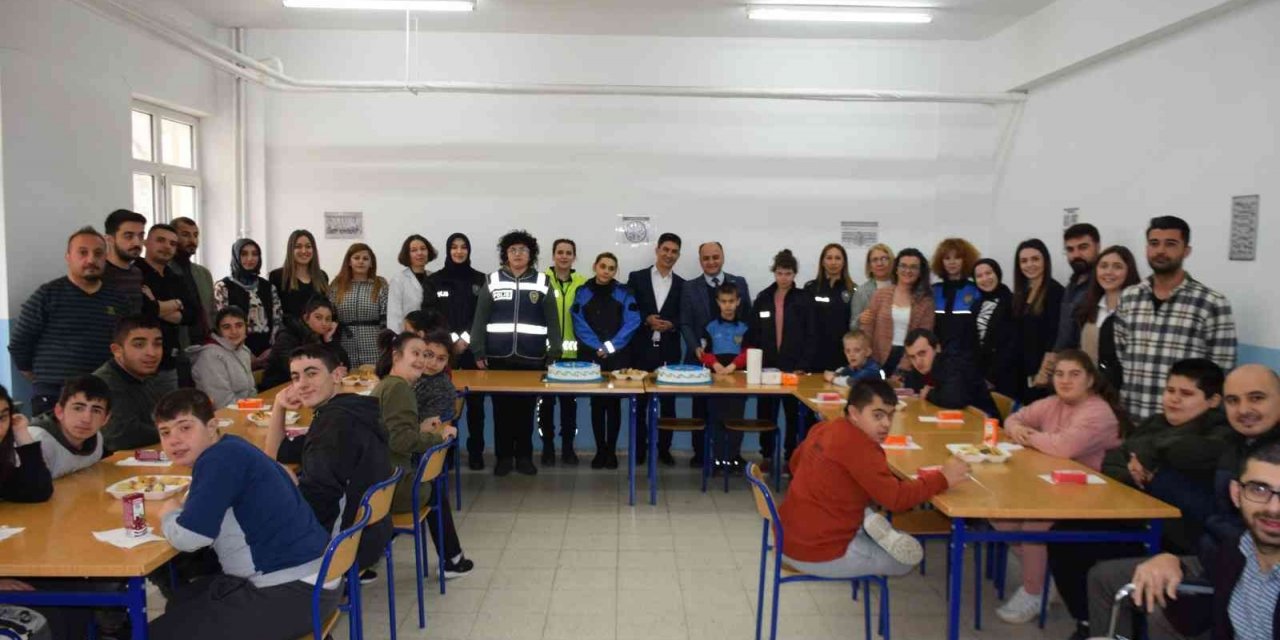 Artvin polisi 3 Aralık Dünya Engelliler Günü’nü unutmadı