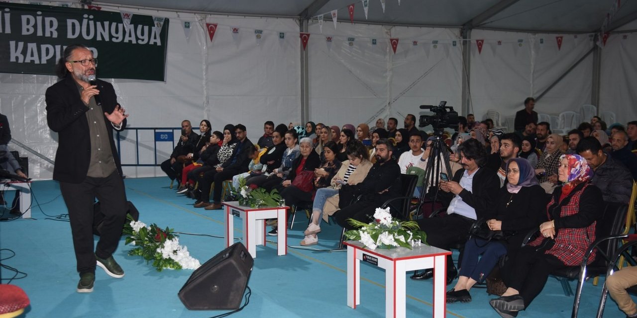 Kitap fuarında Neşet Ertaş gecesi