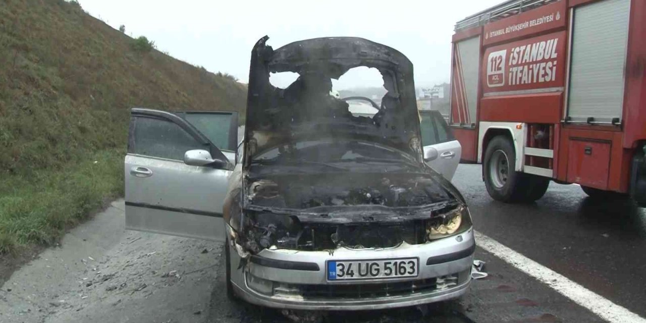 Otoyolda seyir halindeki otomobil alev aldı, o anlar kameraya yansıdı