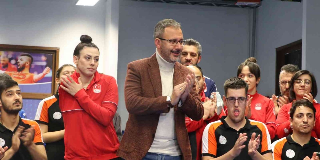Engelli sporcular Bakan Kasapoğlu ile masa tenisi oynadı