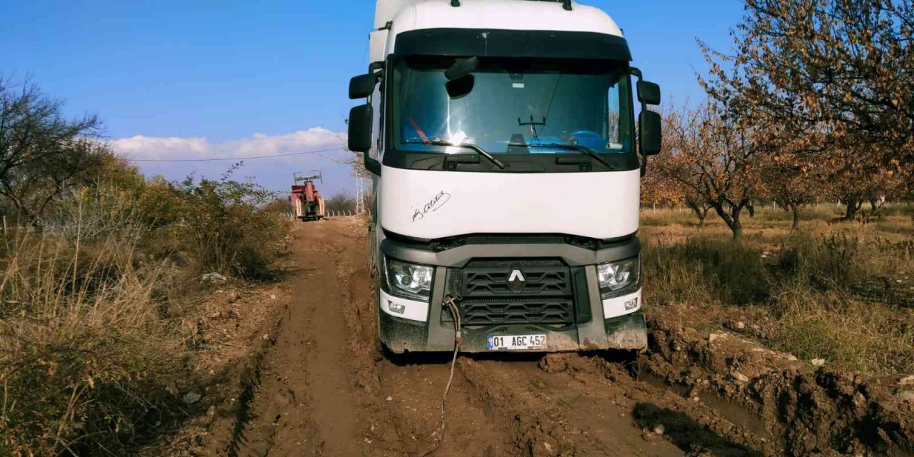 Çamura batan kamyonu kurtarmaya giden vinçte çamura battı