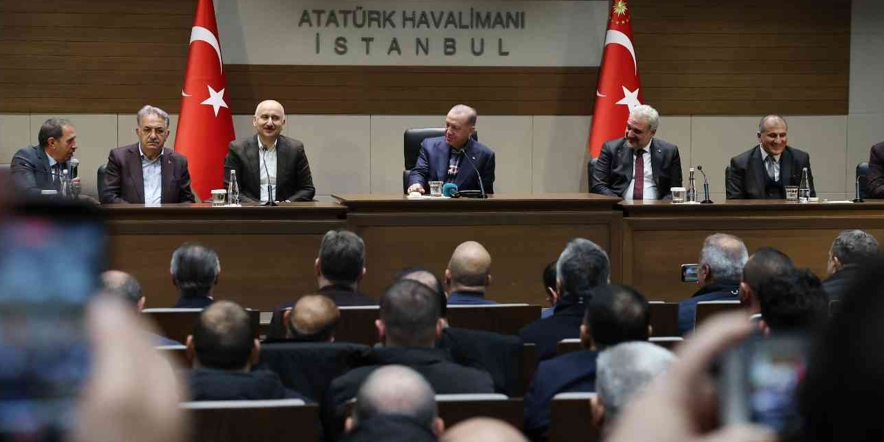 Cumhurbaşkanı Erdoğan, İstanbul’da minibüs odaları başkanları ve şoförlerle bir araya geldi