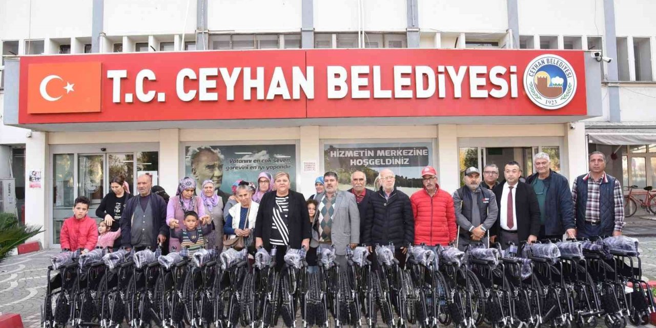 Ceyhan’da ihtiyaç sahiplerine tekerlekli sandalye